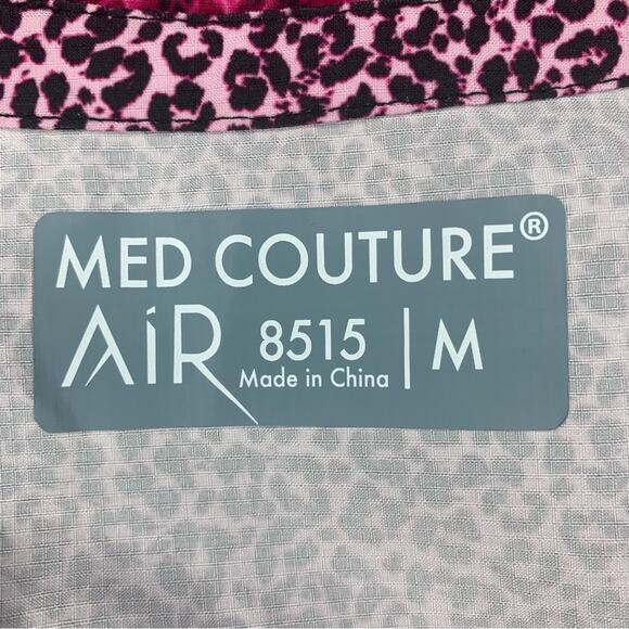 Med Couture Scrub Top Sky High Animal Print Front Patch Pockets V-Neck Size M - Picture 9 of 10